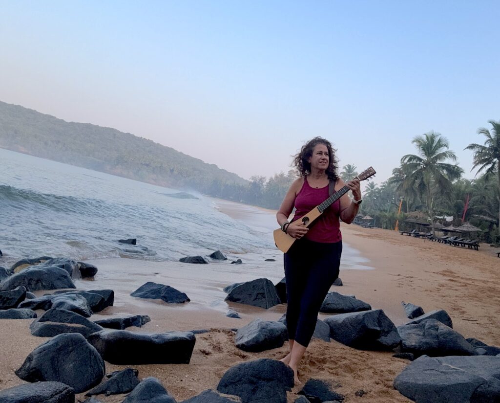 𝘗𝘪𝘤𝘵𝘶𝘳𝘦𝘥 𝘩𝘦𝘳𝘦: 𝘢 𝘮𝘰𝘮𝘦𝘯𝘵 𝘰𝘧 𝘱𝘶𝘳𝘦 𝘦𝘯𝘦𝘳𝘨𝘺 𝘮𝘢𝘯𝘢𝘨𝘦𝘮𝘦𝘯𝘵: 𝘱𝘭𝘢𝘺𝘪𝘯𝘨 𝘮𝘺 𝘨𝘶𝘪𝘵𝘢𝘳 𝘪𝘯 𝘯𝘢𝘵𝘶𝘳𝘦 𝘥𝘶𝘳𝘪𝘯𝘨 𝘢 𝘺𝘰𝘨𝘢 𝘳𝘦𝘵𝘳𝘦𝘢𝘵 𝘢𝘯𝘥 𝘳𝘦𝘧𝘪𝘭𝘭𝘪𝘯𝘨 𝘮𝘺 𝘵𝘢𝘯𝘬.